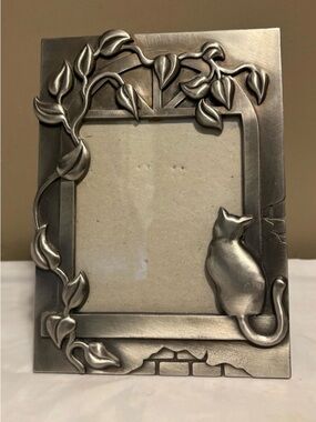 Ashley Manor Pewter Cat & Vine Decorative Picture Frame - Home Accents